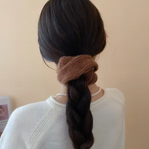 Coletero de punto marrón para mujer, accesorio elegante de pelo trenzado para otoño e invierno.