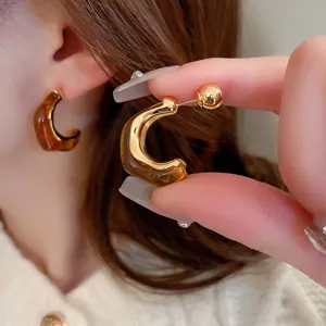 Retro brown resin geometric half-hoop earrings with gold-plated silver needles for women daily chic.