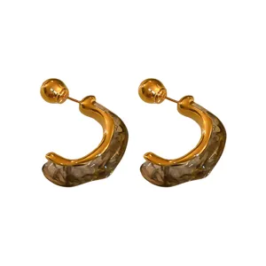 Gold-plated brown resin geometric C-shaped earrings, retro Maillard style elegant ear studs for women.