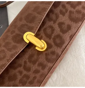 Nahaufnahme der braunen Leo-Muster Schultertasche mit einem polierten goldenen Metallschloss.