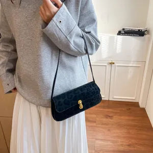 Schicke schwarze Schultertasche mit Leo-Muster für Damen, elegante Baguette-Tasche.