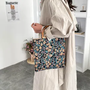 Sac cabas fourre-tout en tissu floral avec poignee en bambou, sac epaule retro chic pour femme.