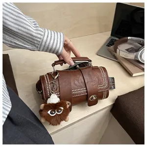 Sac à main cylindrique marron pour femme sac bandoulière avec sangle large et pendentif