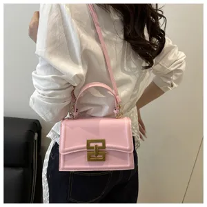 Bolso de hombro rosa moderno con asa superior y cierre metálico para la moda de mujer.