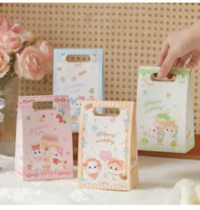 Detailansicht süßer Cartoon-Papiergeschenktüten mit Hasen- und Katzenmotiven für Hochzeiten.