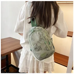 Zaino monospalla con stampa di orsetto carino per donna, borsa da petto da viaggio leggera.
