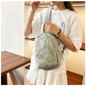 Vista dettagliata della borsa a tracolla con stampa orsetto, leggera per uso quotidiano.