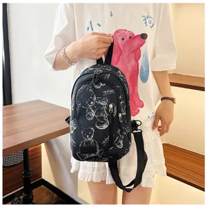 Vista dettagliata dello zaino nero casual con stampa di orso e pratiche tasche con zip.
