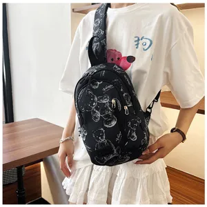 Vista dettagliata del borsello nero con stampa di orsetto carino e tasca con zip funzionale.