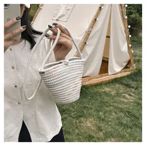 Handgefertigte, farbige geflochtene Eimer-Tasche Detail mit eleganter Perlenschnalle und Schultergurt.