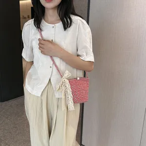 Handgemachte geflochtene Eimer-Tasche mit Perlenschnalle und Spitzen-Schleife für den Sommer.