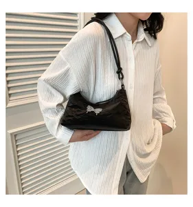 Sac à épaule noir pour femme, sac sous bras tendance avec joli nœud et design élégant.