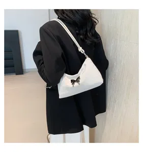 Sac à épaule blanc élégant avec détail papillon, idéal pour le quotidien chic et urbain.