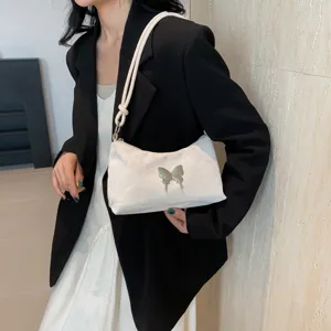 Sac à épaule blanc chic sous les aisselles pour femmes avec élégant décor de papillon argenté.