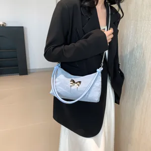 Chic sac à épaule bleu clair avec papillon en métal, sac fourre-tout tendance femme.