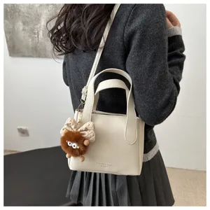 Bolso cubo de cuero estilo coreano con asas, vista detallada del bolso de hombro.