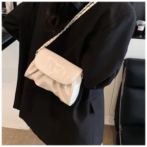 Dames geplooide zachte lederen cloud crossbody tas met stijlvolle kettingriem voor dagelijks.