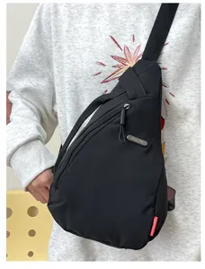 Bolso de pecho negro minimalista para hombre y mujer, elegante bandolera deportiva casual.