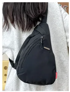 Vista detallada del bolso cruzado minimalista negro, ideal para uso casual y desplazamientos.