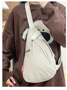 Vista detallada de un bolso cruzado ligero de nailon, bolsa de pecho informal para uso diario.