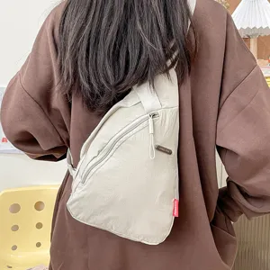 Bolso de pecho y bandolera minimalista de nailon para los desplazamientos diarios.
