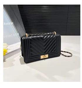 Sac à bandoulière matelassé noir élégant pour femme avec chaîne dorée et fermoir.