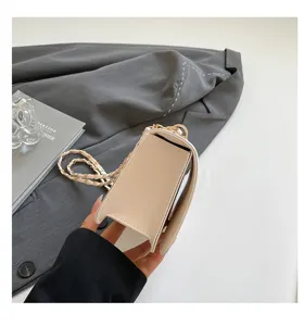 Sac bandoulière chaîne femme chic, petit sac carré minimaliste vue latérale détaillée.