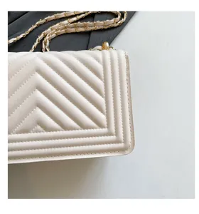 Detail de sac bandouliere matelasse blanc, chaine chic, elegant sac pour femmes chic.