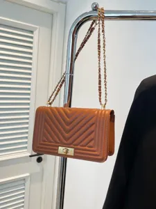 Sac bandoulière matelassé en cuir marron pour femme, sac à main tendance pour usage quotidien.