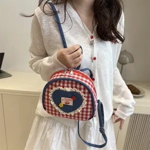 Mini sac à dos mignon à carreaux rouges et blancs avec patch cœur en denim, sac tendance.