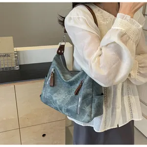 Retro-Verlauf-Umhängetasche Szenendetail mit Vintage-Design, Textur und praktischer Struktur.