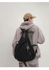 Zaino monospalla tattico nero versatile per uomo, borsa da petto casual streetwear.