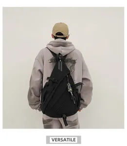 Vista di dettaglio dello zaino nero streetwear multiuso indossato dal modello nello studio.