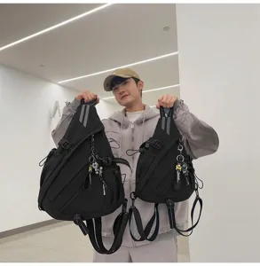 Zaino tattico nero multifunzionale elegante e borsa a tracolla per uomini moderni.