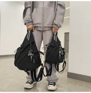 Zaino a tracolla nero asimmetrico multifunzionale, stile urbano casual per uso quotidiano.