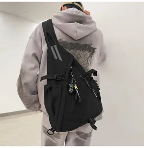 Zaino monospalla streetwear multifunzionale da uomo, ideale per sport e attività outdoor.