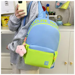 Gros plan détaillé du sac à dos bicolore élégant montrant des tons bleus et verts vibrants.