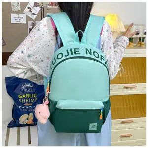 Vue détaillée du sac à dos bicolore pour étudiants, grand cartable décontracté et pratique.