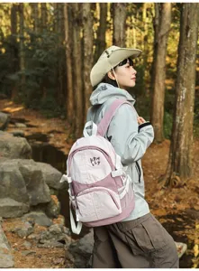 Vista dettagliata dello zaino casual rosa con tasche laterali pratiche e cinghie robuste.