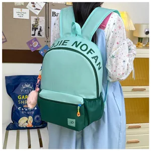 Vue détaillée du sac à dos en toile bicolore, grand sac d'école vert menthe tendance.