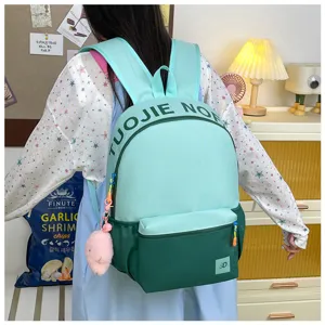 Sac a dos de couleur contrastee avec grande capacite pour etudiants usage quotidien ideal.