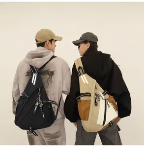 Primo piano della borsa da petto triangolare alla moda con cinghie e ciondoli eleganti.