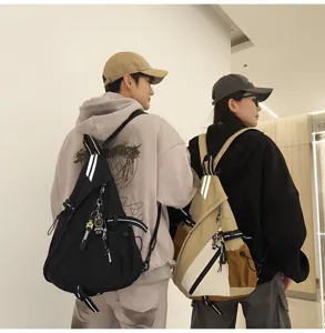 Dettaglio zaino multifunzionale elegante con design a tracolla e accessori urbani moderni.
