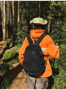 Zaino da trekking nero resistente con grande capacità e tasche multiple per viaggi e sport.