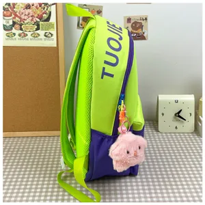 Sac à dos color-block élégant avec pendentif en peluche, grand cartable pour étudiants.