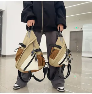 Primo piano dello zaino streetwear multifunzionale con cinghie e dettagli a contrasto.
