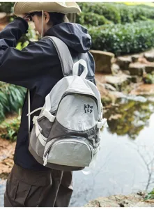Zaino da esterno casual con grande capacità, design bicolore elegante e tessuto resistente.