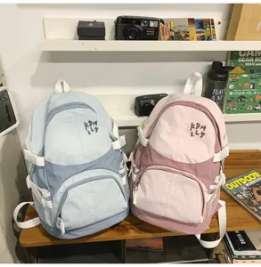 Vista dettagliata dello zaino scolastico casual bicolore con tasche e spallacci.