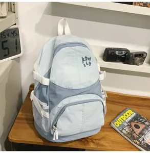 Zaino casual da esterno con colori a contrasto, grande capacità e tasche multiple.