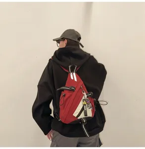 Vista dettagliata dello zaino monospalla tattico a triangolo rosso e nero, borsa petto.